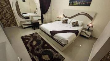 2 habitaciones, tabla de planchar con plancha, wifi y ropa de cama