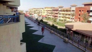 المنطقة المحيطة بالمنشأة