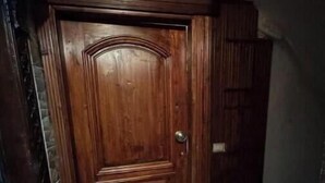 A wooden door with a stone wall above it. - Amazing studio apartment gleem (Alexandria)