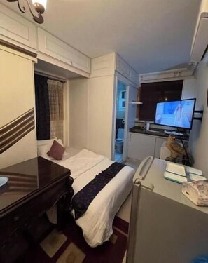 2 bedrooms, iron/ironing board, internet, bed sheets