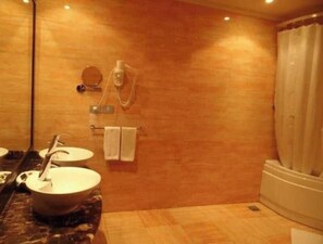 Hair dryer, towels, soap, toilet paper - Amazing View Patio Suite – Porto Marina (Alexandria)