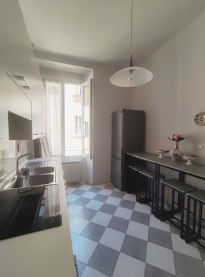 Fridge, microwave, oven, stovetop - Ca nel Prion - Your home in the center (La Spezia)