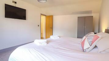 4 bedrooms, individually decorated, individually furnished, free WiFi