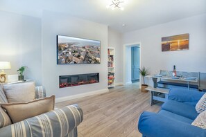 Televisión, chimenea y libros 