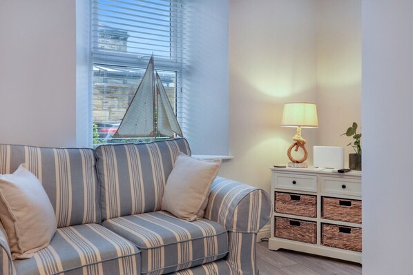 Televisión, chimenea y libros 