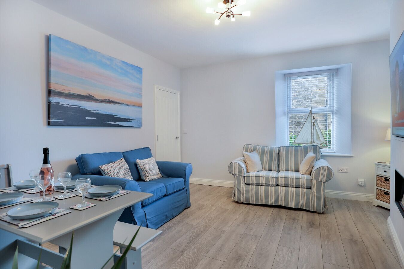 Télévision, cheminée, livres