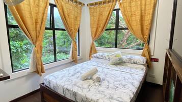 4 bedrooms, iron/ironing board, free WiFi, bed sheets