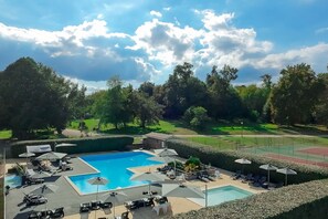 A pool area with multiple sun loungers and umbrellas, surrounded by well-maintained hedges and trees. - Margaux Deluxe 8p - Four Bedroom Villa, Sleeps 8 (Salles)