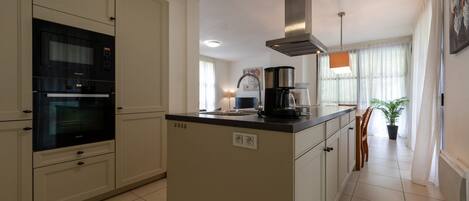 Refrigerador, microondas, lavavajillas, cafetera/tetera