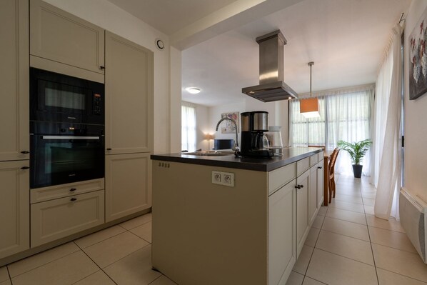 Fridge, microwave, dishwasher, coffee/tea maker