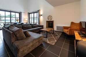 Televisie en een open haard