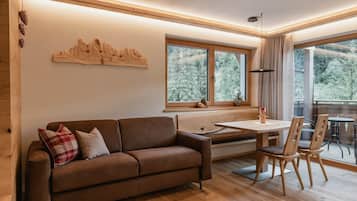 Una televisión, una mesa de tenis de mesa