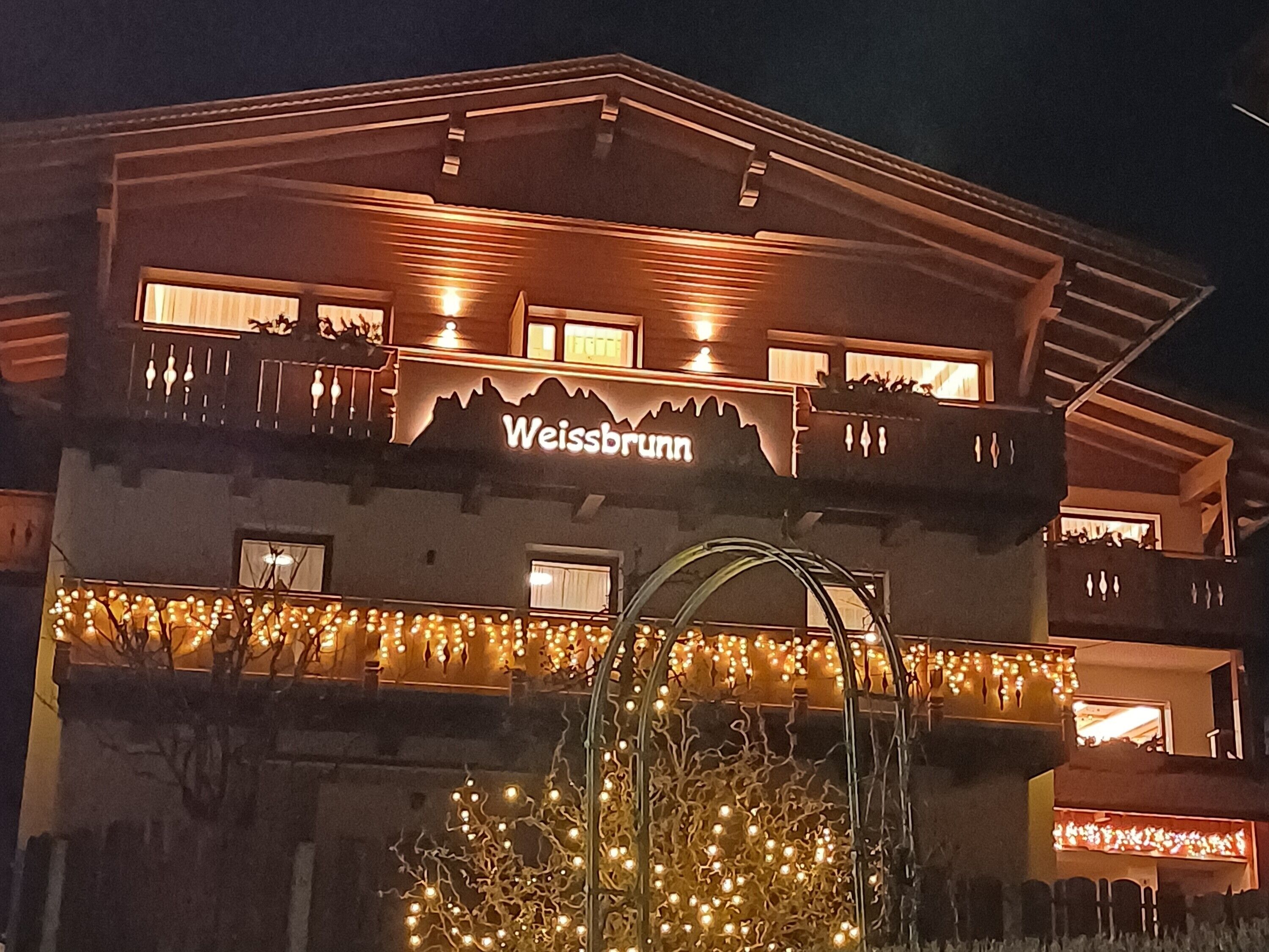 Ein Gebäude mit einem Schild, auf dem 'Weissbrunn' steht.