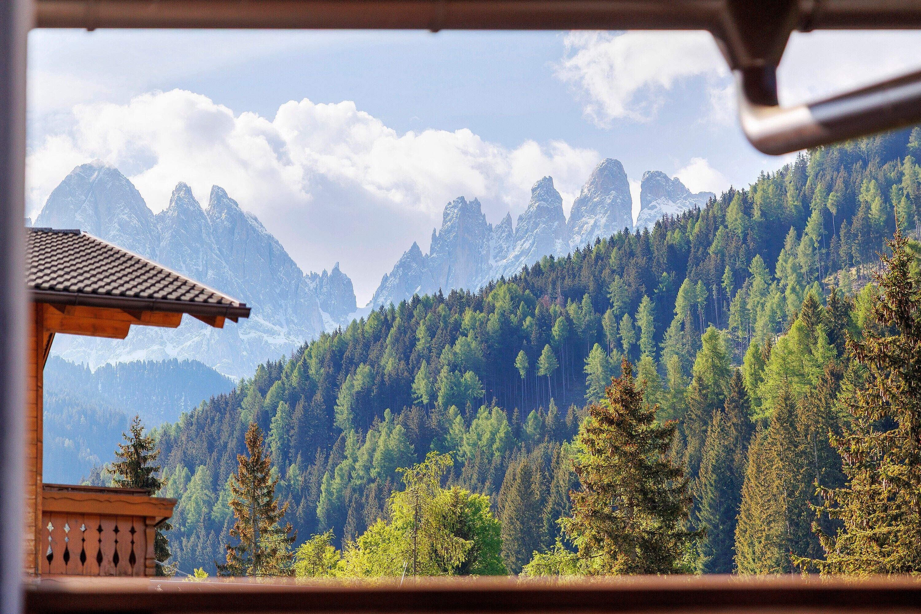 Vista de montaña con una estructura de madera en primer plano.