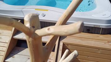 Bañera de hidromasaje al aire libre