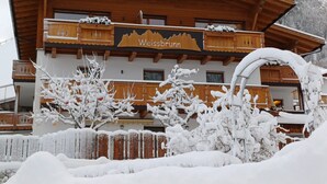 A wooden building with a sign reading 'Weissbrunn.' - Apartment 'Weissbrunn Alexander' with Mountain View, Shared Terrace and Wi-Fi (St. Maddalena)