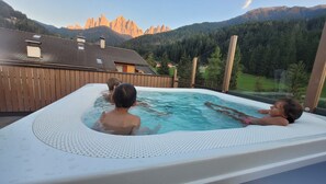 Bañera de hidromasaje al aire libre