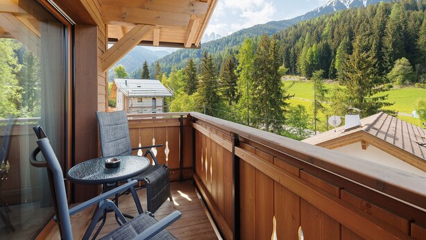 A balcony with a table and chairs, overlooking a mountainous landscape. - Apartment 'Weissbrunn Lisa' with Mountain View, Shared Terrace and Wi-Fi (St. Maddalena)
