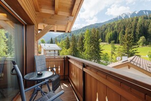 A balcony with a table and chairs, overlooking a mountainous landscape. - Apartment 'Weissbrunn Lisa' with Mountain View, Shared Terrace and Wi-Fi (St. Maddalena)