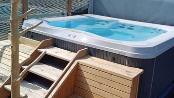 Bain à remous extérieur