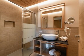 Shower, hair dryer, towels - Apartment 'Weissbrunn Dominik' with Mountain View, Shared Terrace and Wi-Fi (St. Maddalena)