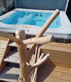 Outdoor spa tub - Apartment 'Weissbrunn Dominik' with Mountain View, Shared Terrace and Wi-Fi (St. Maddalena)