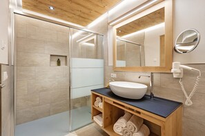 Shower, hair dryer, towels - Apartment 'Weissbrunn Dominik' with Mountain View, Shared Terrace and Wi-Fi (St. Maddalena)
