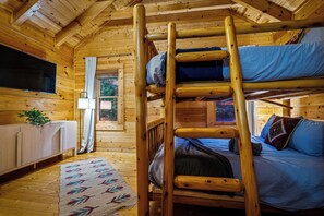 6 bedrooms, desk, iron/ironing board, travel crib