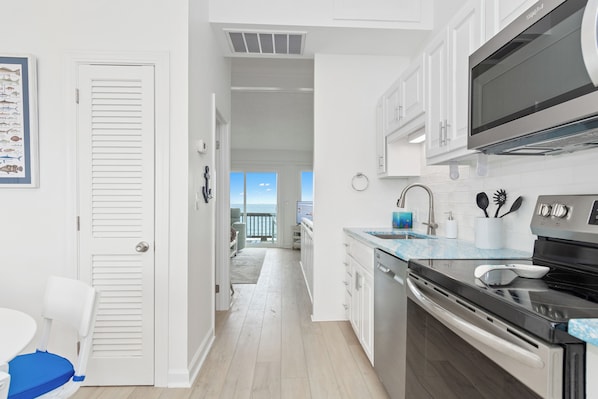 ثلاجة، ميكروويف، فرن، موقد طهي مسطح