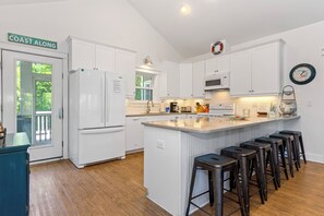 ثلاجة، ميكروويف، فرن، موقد طهي مسطح