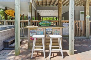 Outdoor dining - 4 BR Cottage w/ Pool, Hot Tub, Tiki Bar, 2 King Suites - Walk to Beach (Emerald Isle)