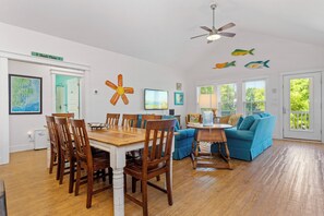 Interior - 4 BR Cottage w/ Pool, Hot Tub, Tiki Bar, 2 King Suites - Walk to Beach (Emerald Isle)