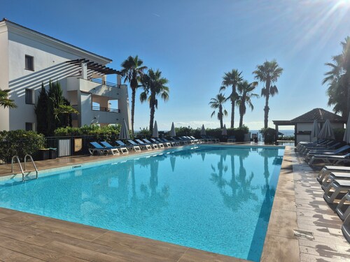 Magnificent T3 air-conditioned ground floor apartment with swimming pool and private beach ideal location