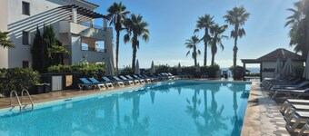 Magnificent T3 air-conditioned ground floor apartment with swimming pool and private beach ideal location