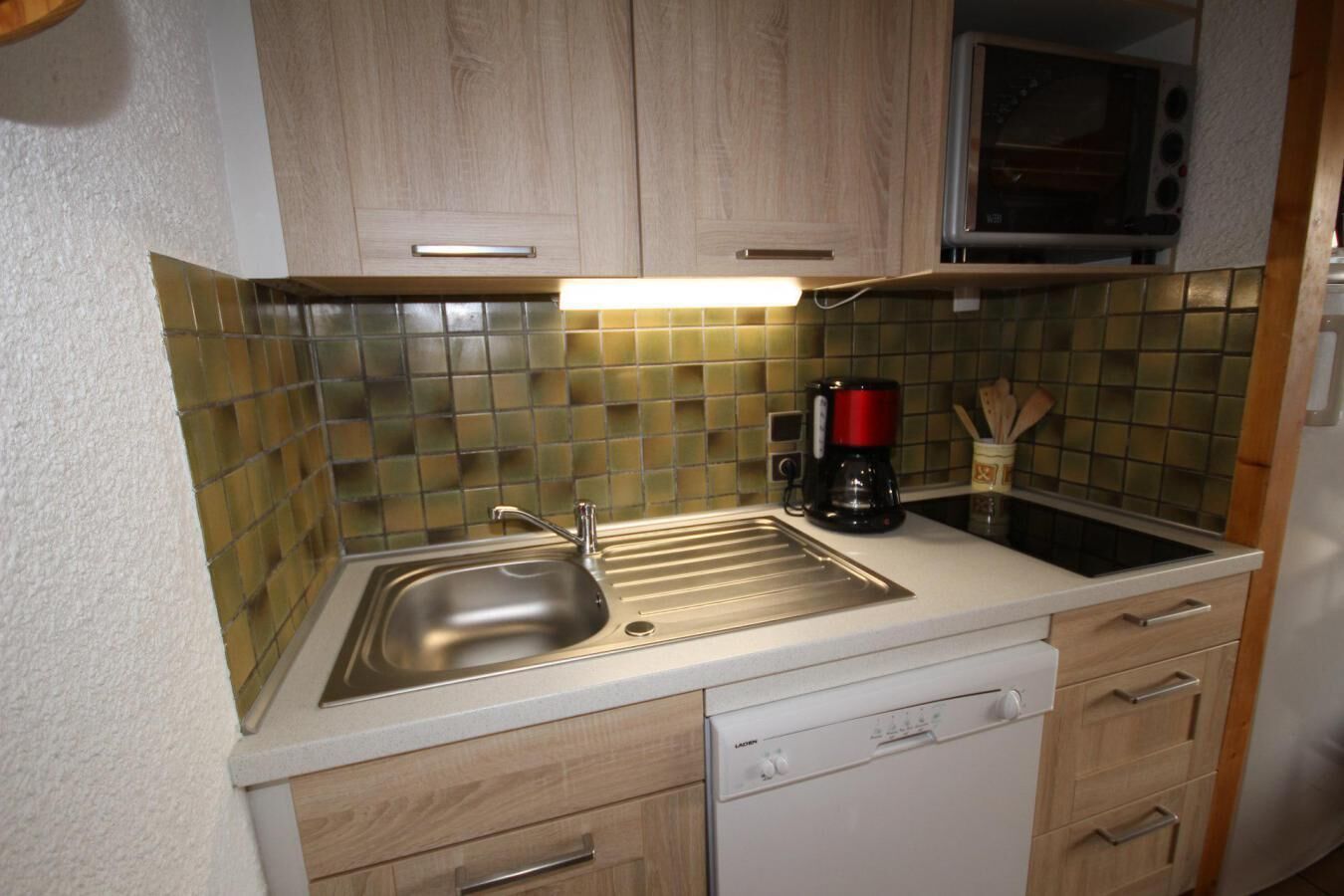 Microwave, oven, dishwasher, coffee/tea maker