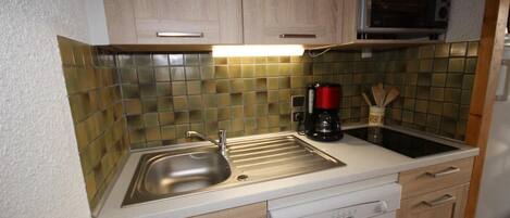 Micro-ondas, fogão, lava-louças, cafeteira/chaleira