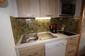 Een microgolfoven, een oven, een vaatwasser