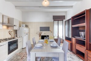 Fridge, microwave, oven, stovetop - Apartment 'Villetta Municipio - Salento' with Private Terrace, Wi-Fi and Air Conditioning (Castrignano del Capo)