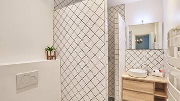 Appartement | Salle de bain | Sèche-cheveux, savon, shampoing