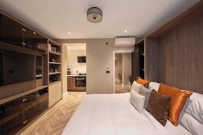 1 habitación, tabla de planchar con plancha, cuna de viaje y wifi
