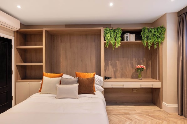 1 habitación, tabla de planchar con plancha, cuna de viaje y wifi