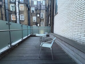 Outdoor dining - One Bed Selfridge's Oxford St (London)