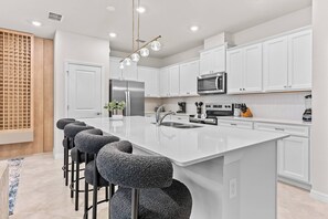 Frigorifero, microonde, forno, piano cottura