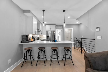 Interior. Tastefully Renovated+Well located+FreeParking+H St