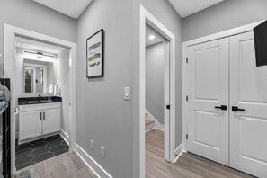 Interior - Tastefully Renovated+Well located+FreeParking+H St (Washington)