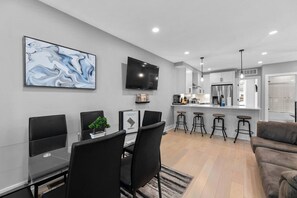 Interior - Tastefully Renovated+Well located+FreeParking+H St (Washington)