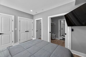 3 bedrooms, desk, iron/ironing board, travel crib