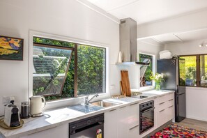 Fridge, oven, stovetop, dishwasher