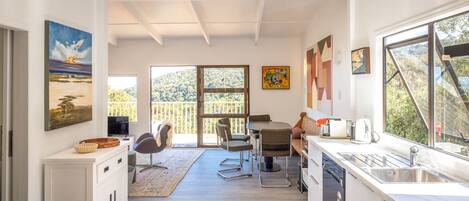 Kjøleskap, ovn, kokeplater og oppvaskmaskin