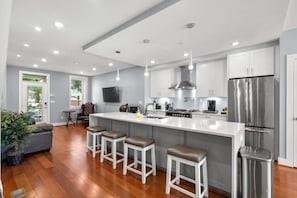 Geladeira, micro-ondas, fogão, cooktop